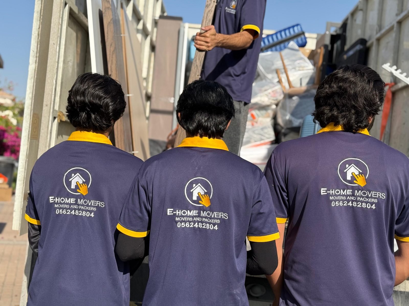 Branded villa movers and packers in Dubai working at a villa driveway